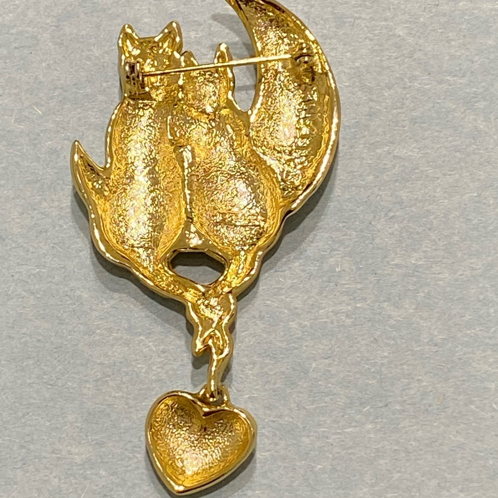 VINTAGE 1980’S AJC CATTAILS GOLD TONE BROOCH WITH DANGLE HEART CHARM - Picture 8 of 10
